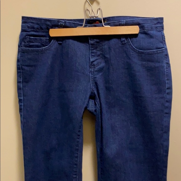 ✨NEW✨FOREVER 21 DARK BLUE JEANS FLARED - Picture 3 of 11